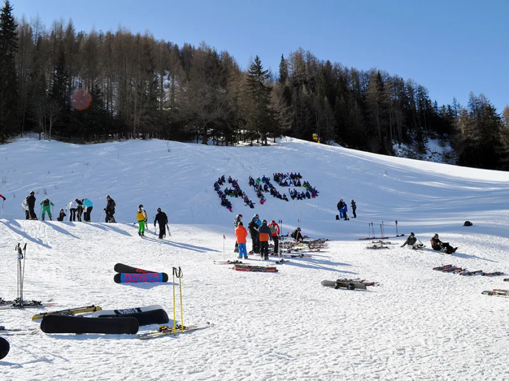Blick über die Piste auf den aus Personen gelegten Schriftzug ARS.